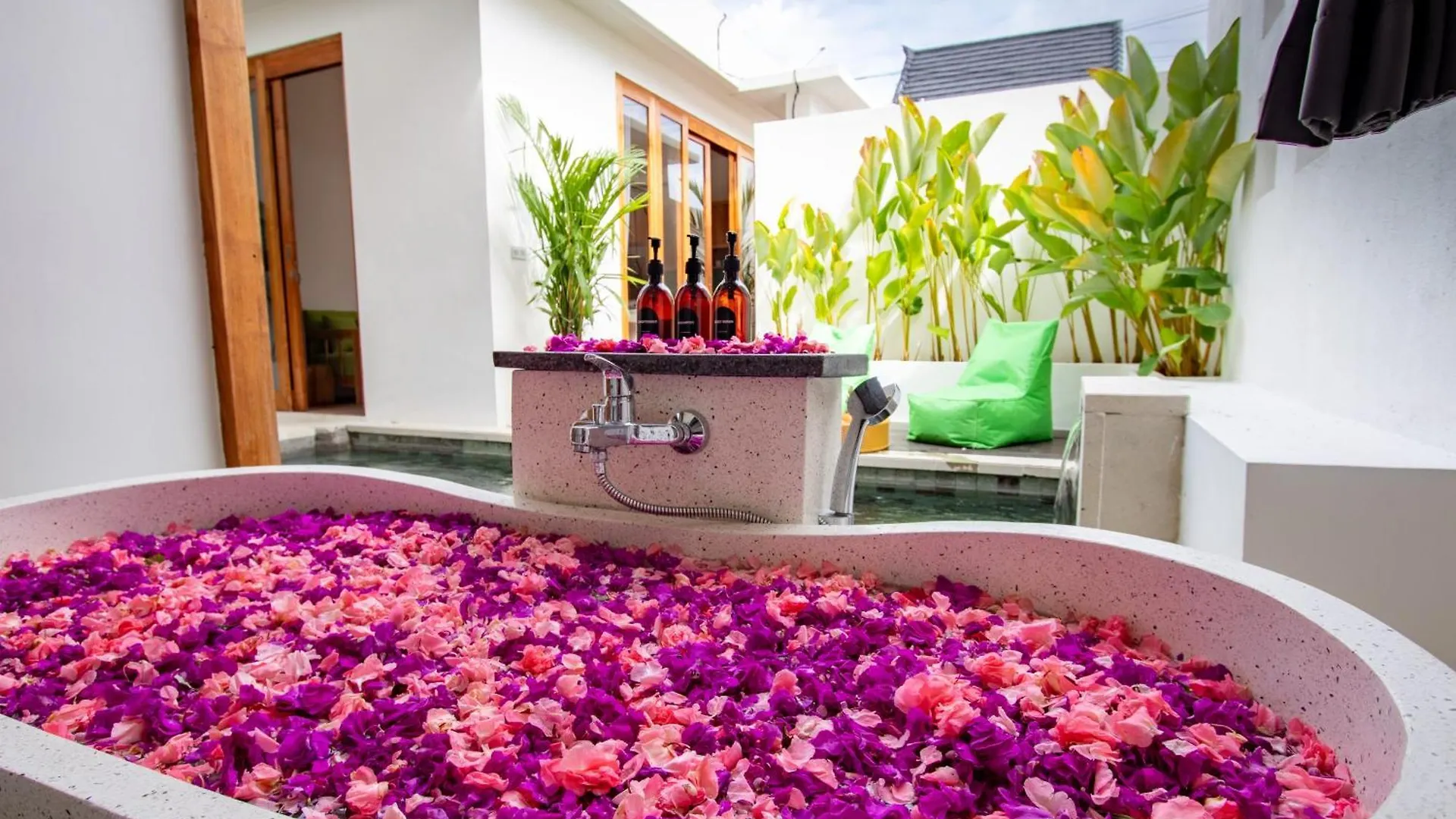 A15 - Private Villa In Seminyak - Big Pool - All New  세미냑